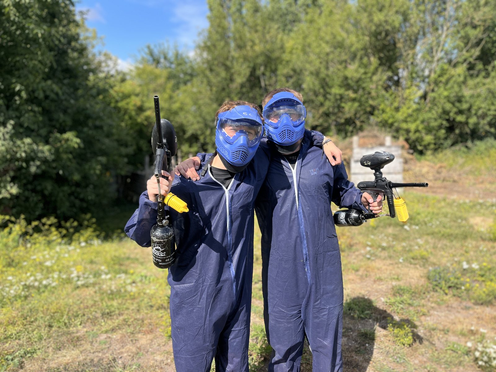 Duo de joueurs équipés pour une partie de paintball chez Team Square